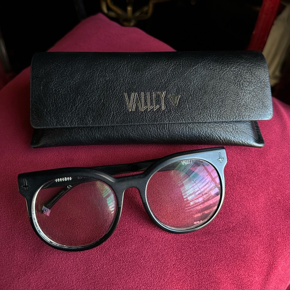 Valley Eyewear Leeches Glasses. Matte to Gloss Black.
